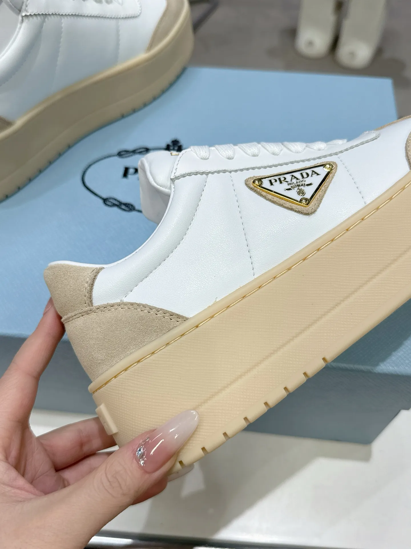 👟👟Ex-factory price 600👟👟 Prada Latest Downtown Bold series Thick-soled Platform Shoes Triangle Logo Casual Sports Shoes White Shoes Original purchase, development and production Downtown Bold sneakers are inspired by the basketball shoes of the 1980s, with sporty design and exquisite details. Crafted from perforated leather, the statement platform sole provides a unique, modern style. The Prada logo is interpreted from different angles, decorated with the iconic enameled triangular metal logo, highlighting the unique classic style. Exquisite packaging at the delivery counter🛍📦 ▪️Fabric: Original custom imported first-layer cowhide ▪️Inner lining: Original imported sheepskin ▪️Outsole: Original open-molded ultra-light foam material ▪️Sole thickness: 4.5CM ▪️Size: Women's 35-40